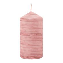 Ružová sviečka DRAPANA valcového tvaru.