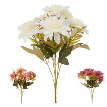 Kytica umelých kvetov s bielymi a ružovými kvetmi.