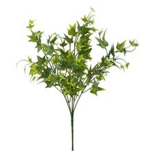 Umelá zeleň brečtanu v zelených odtieňoch.