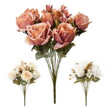 Kytica umelých ruží s drobnými kvetmi a zeleňou v mixe.