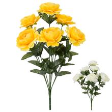 Kytica umelých kvetov ranunculus v žltej a bielej farbe.