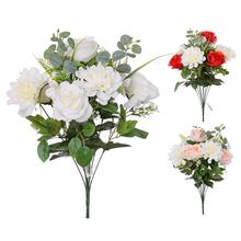 Kytica umelých kvetov s ružami a dahliami.