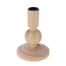 Drevený svietnik na konic sviečku s výškou 13 cm.