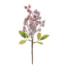 Umelý konárik červenej šípky so zasneženými bobuľami a listami.