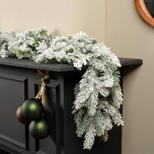 Zasnežená girlanda s ihličím na dekoráciu.