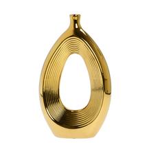 Zlatá keramická váza s moderným dizajnom.