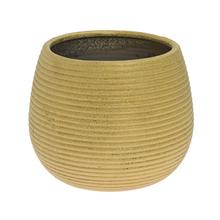 Zlatý keramický obal na kvety s textúrou.