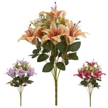 Kytica umelých ľalií v mixe farieb a zelených listov.