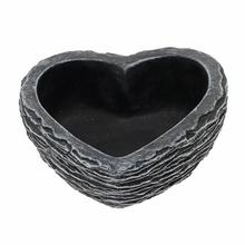 Sivý cementový kvetináč v tvare srdca s rozmerom 20 cm.