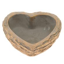 Cementový kvetináč v tvare srdca, bledo-sivo-zlatý.