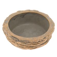 Cementový obal v bledosivej a zlatej farbe s priemerom 20,5 cm.