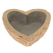 Cementový obal v tvare srdca v bledosivej a zlatej farbe.