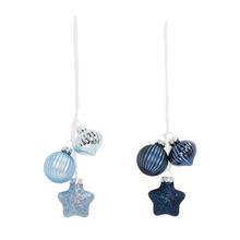 Vianočné guľe v modrej a tmavomodrej farbe s lesklým, matným a glitrovým povrchom.