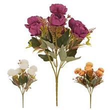 Kytica ranunculus s mixom zelene a kvetov v rôznych farbách.