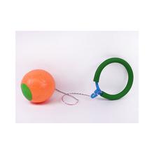 Švihadlo na nohu s loptou v oranžovej farbe.