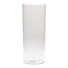 Priehľadná váza valcového tvaru z polykarbónu.