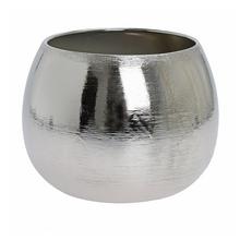 Strieborný keramický obal na kvetináče s hladkým povrchom.