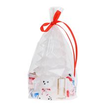 Vianočný stromček so darčekmi v priehľadnom obale.