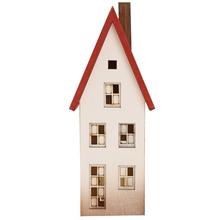 Drevený domček s červenou strechou a oknami.