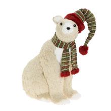 Sediaci medveď s čiapkou a šálom.