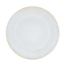 Biely plastový tanier s ozdobným okrajom, priemer 33 cm.