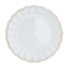 Biely plastový tanier s ozdobným okrajom, priemer 33 cm.