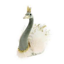 Textilná figúrka labute s korunkou a ozdobami.