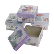 Darčeková krabička štvorec s kvetinovým vzorom.