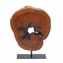 Drevená dekorácia s čiernym detailom na podstavci.