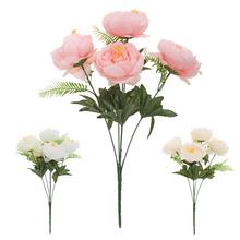 Kytica pivónia mix s tromi kvetmi v rôznych farbách.