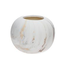 Obal na kvetináč z keramiky s mramorovým vzorom v bielo-zlatej farbe.