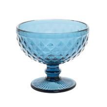 Modrý pohár na zmrzlinu s dekoratívnym dizajnom.