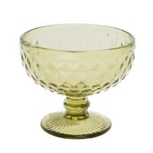 Zelený pohár na zmrzlinu s dekoratívnym dizajnom.