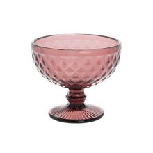 Ružový pohár na zmrzlinu s dekoratívnym dizajnom.