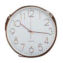 Hnedé nástenné hodiny s bielym ciferníkom a veľkými číslicami.