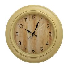 Nástenné hodiny z MDF s krémovým rámom a dreveným pozadím.