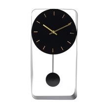 Nástenné hodiny čierne s pendulumom.