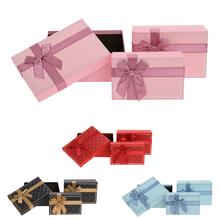 Darčekové krabičky v mixe farieb s mašľou.