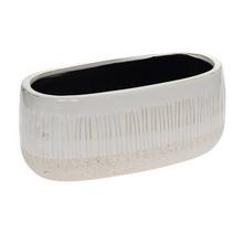 Biely keramický obal s textúrou.