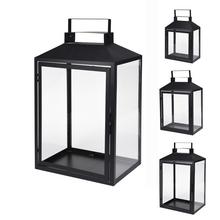 Čierny kovový lampáš s priehľadnými stenami.