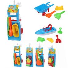 Sada do piesku s rôznymi hračkami na pláž.