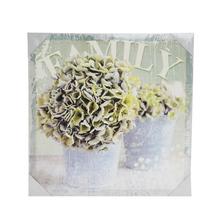 Obraz s nápisom FAMILY a kvetinami v kvetináčoch.