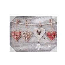 Obraz srdcia na drevenej stene.