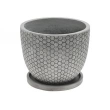 Šedý okrúhly kvetináč s hexagonálnym vzorom.
