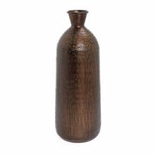 Umelá váza fľaša s hnedou textúrou.