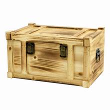 Hnedá drevená truhlica s kovovými zámkami.