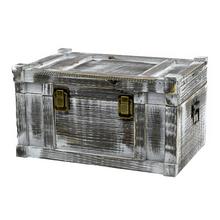 Drevená truhlica v šedo-bielej farbe.