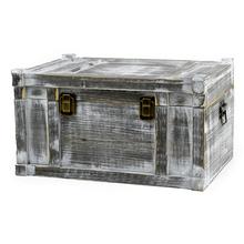 Drevená truhlica v šedo-bielej farbe.