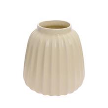 Žltá keramická váza na suché aranžovanie.