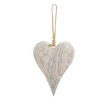 Biely drevený záves v tvare srdca.